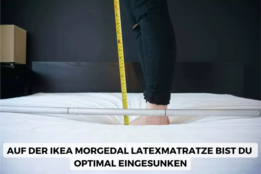 IKEA Morgedal Matratze Einsinktest stehend in der Mitte